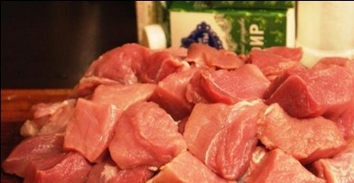1. Этап. Шашлык на кефире: Мясо порезать порционными кусками.
