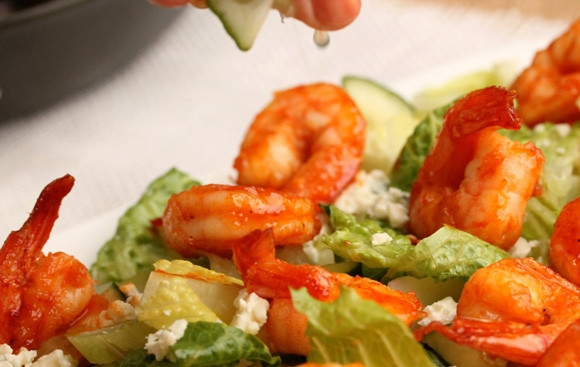 1. Этап. Салат с креветками: Сбрызните салат соком половинки лайма.