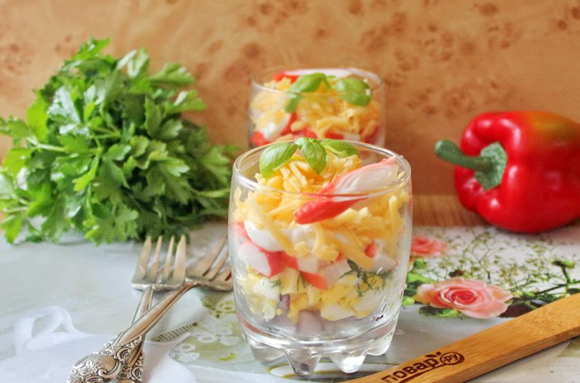 1. Этап. Салат-коктейль с крабовыми палочками: В стаканы выложите слоями: красный лук, яйца, майонез, укроп, крабовые палочки, майонез, сыр. Украсьте салат по вкусу и подавайте к столу.