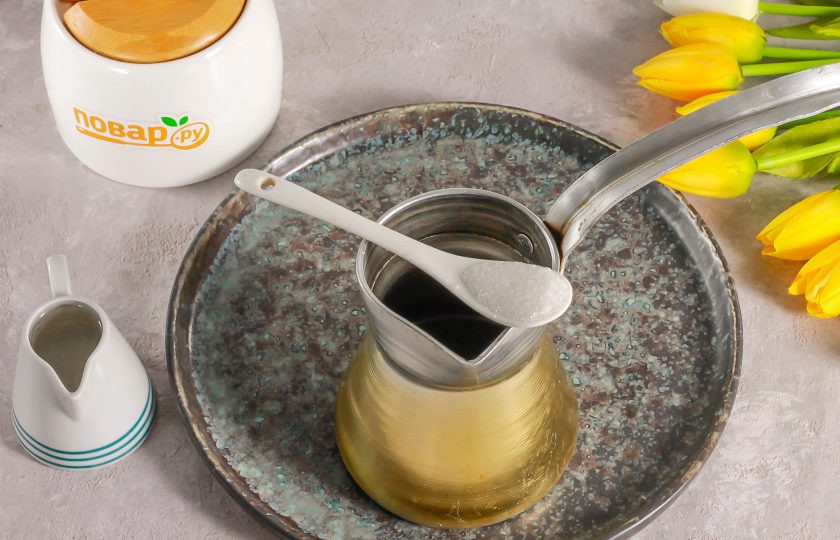 1. Этап. Кофе Американо в турке: Влейте 60 мл. теплой воды. Оставшиеся 120 мл. оставьте для разбавления напитка. Всыпьте сахарный песок по своему вкусу или обойдитесь без него, если сахар не употребляете. Заварите кофе примерно 2-3 минуты.