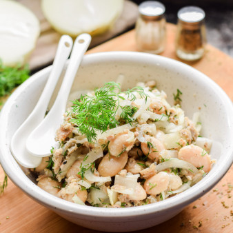 Салат из рыбных консервов с фасолью