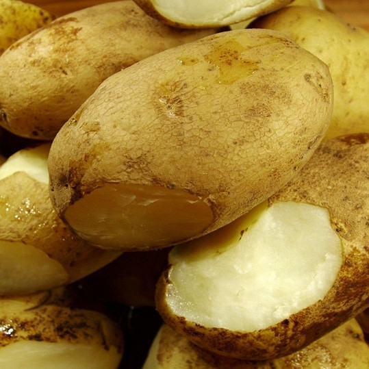 1. Этап. Картофельный салат с беконом: Варим до полной готовности картофеля. Время варки зависит от величины клубней, в среднем - около 40 минут.