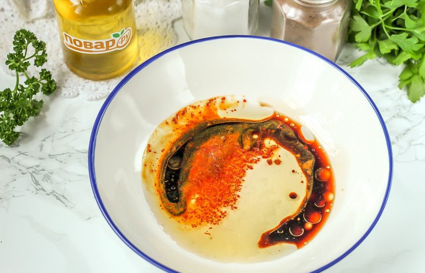 1. Этап. Вяленый кальмар: В глубокой емкости смешайте все заявленные специи и пряности, соевый соус и растительное масло без аромата.