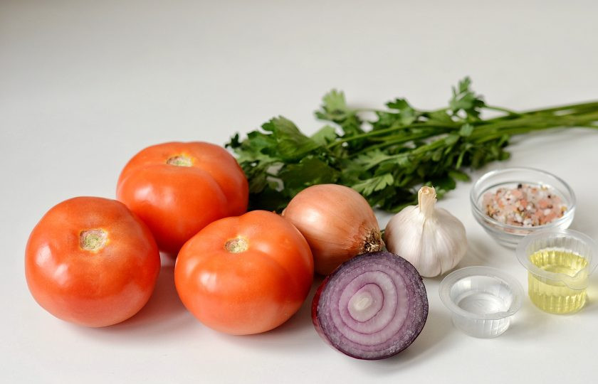 1. Этап. Салат из красных помидоров на зиму: Подготовьте все ингредиенты.