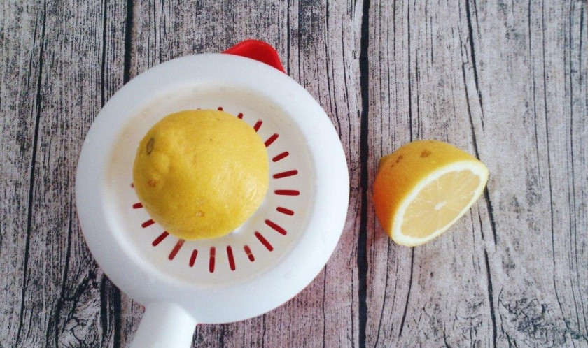 1. Этап. Соус к чипсам Начос: Из лимона выжмите сок.