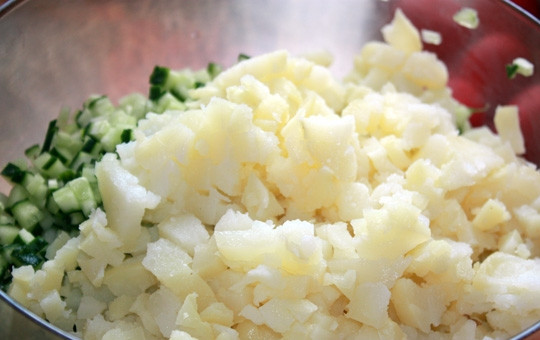 1. Этап. Холодник на квасе: Готовую картошку тоже режем как можно мельче и кладем в миску.