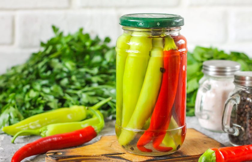 1. Этап. Маринованный горький перец на зиму: Консервация отлично хранится и при комнатной температуре.