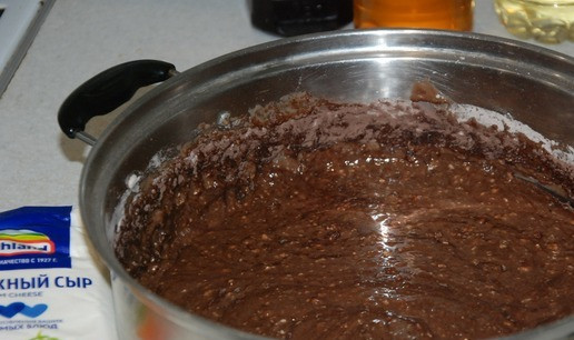 1. Этап. Пирог Кокетка: Поставьте духовку на разогрев 180 гр. Готовим тесто. Просеять муку и какао. Взбить яйца со щепоткой соли в пышную пену. Добавить сахар. Взбить. Добавить размягченное сливочное масло и сметану. Взбить. В два приема подмешать муку. В столовую ложку насыпаем соду и гасим ее уксусом, вмешиваем в тесто быстро. Тесто больше перемешивать нельзя.