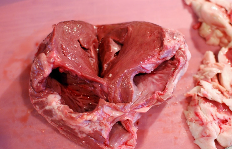 1. Этап. Телячье сердце: 2. Сделайте глубокий надрез, чтобы открыть внутреннюю часть, но не разрезайте пополам. Удалите сгустки крови, артерии, вены и хорошенько промойте еще раз. Переложите сердца в контейнер и залейте холодным молоком, оставьте на 1 час.