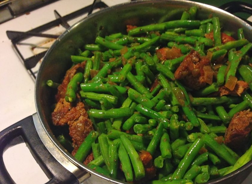1. Этап. Свинина, тушенная с зеленой фасолью: Добавьте зеленую фасоль и тушите, чтобы она стала немного мягкой. Добавьте специй по вкусу и подавайте блюдо к столу.