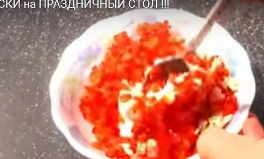 1. Этап. Закуска на праздничный стол: В пиалу кладу крем-сыр, добавляю мелко нарезанный красный перец и измельченный чеснок, перемешиваю.