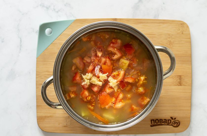 1. Этап. Постный суп из маша: Добавьте порезанные кубиками помидоры и пропущенный через пресс чеснок. Варите суп 10 минут.