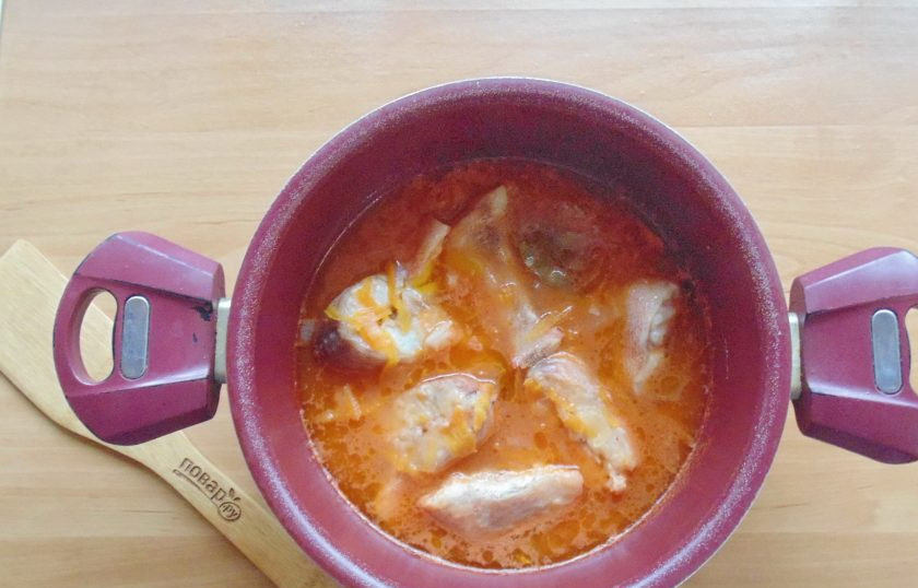 1. Этап. Морской окунь в томатном соусе: Накройте кастрюлю крышкой и тушите морского окуня на небольшом огне 15-20 минут до готовности.