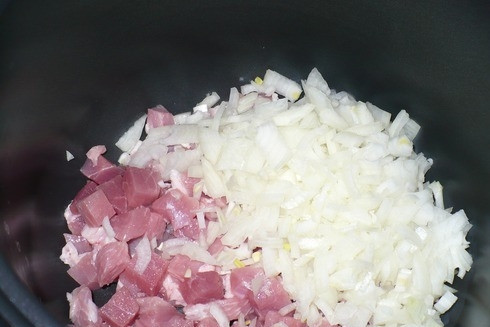 1. Этап. Гречка со свининой в мультиварке: Так же выкладываем в мультиварку к мясу, солим и добавляем специи по вкусу, поливаем небольшим количеством растительного масла.