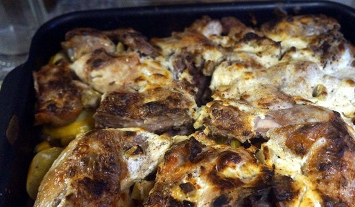 1. Этап. Курица с овощами в духовке: Запекать в духовке при 200 градусах около часа, пока курица не зарумянится.