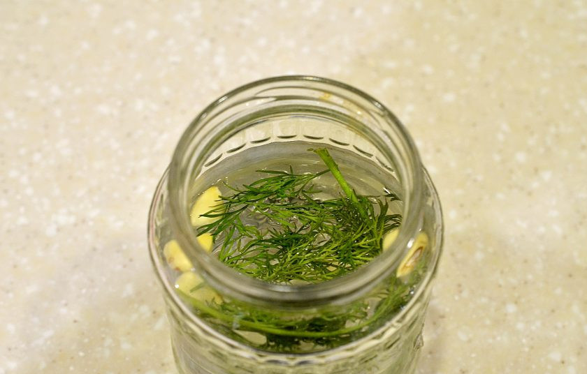 1. Этап. Настойка на чесноке и укропе: Сложите все в стеклянную емкость, залейте водкой. Закройте и дайте настояться неделю.