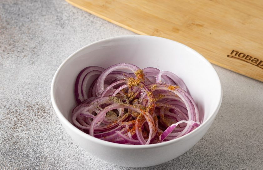 1. Этап. Красный лук в медовом маринаде с пряностями: Добавьте все пряности, соль и перец.