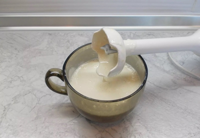 1. Этап. Глазурь для кулича из сгущенки: Взбейте до однородной консистенции блендером и процедите через сито.