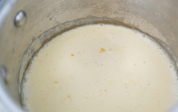 1. Этап. Будино: 3. Затем влейте сливки и молоко, не убирая с огня. Также влейте ром. Перемешайте.