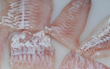 1. Этап. Уха из пикши: Филе рыбы помойте, уберите кости и чешую, если необходимо, и нарежьте филе небольшими кусками.