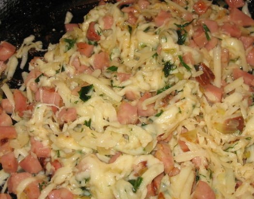 1. Этап. Хачапури с ветчиной и сыром: Снять с огня, добавить тертый сыр, а также специи.