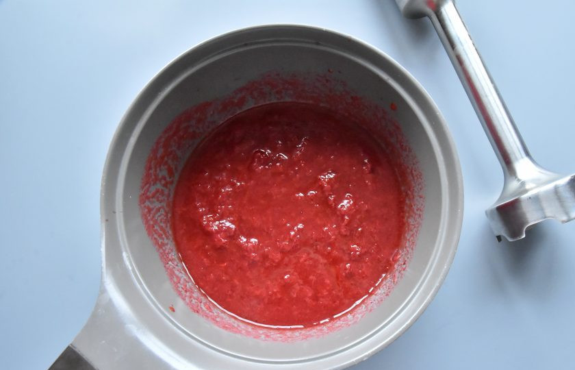 1. Этап. Конфеты из замороженной клубники: Регулируйте текстуру конфет по своему желанию. Вы можете пробить клубничную массу погружным блендером или размять ягоду вилкой, тогда в конфетах будут попадаться кусочки ягод.