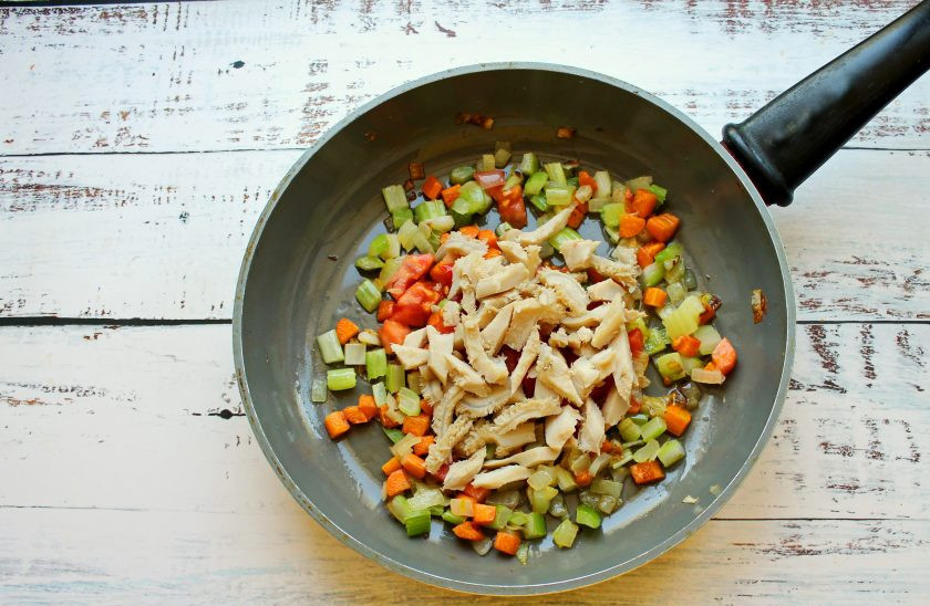 1. Этап. Лампредотто: Отварной рубец порежьте тонкой, не длинной соломкой и добавьте в сковороду. Все посолите и поперчите.