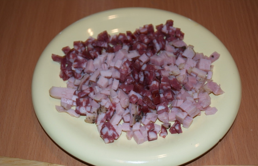 1. Этап. Солянка с картошкой: Разного вида копчености также нарежьте кубиками. Для приготовления солянки можно взять буженину, балык, колбасу, бекон и прочее. Все, что имеет готовый вид и вкус копчения.