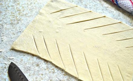 1. Этап. Кулебяка из слоеного теста: 6. По краям сделайте вот такие надрезы, чтобы красиво завернуть кулебяку.