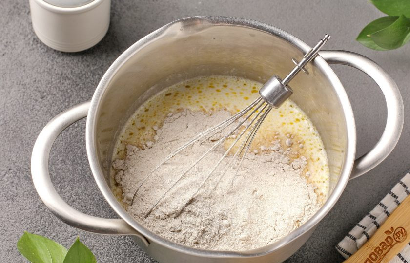 1. Этап. Ржаные блины: Перемешайте и добавьте муку.