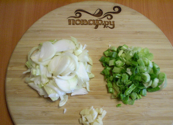 1. Этап. Тушеная картошка с курицей в мультиварке: 4. Лук и чеснок режем.