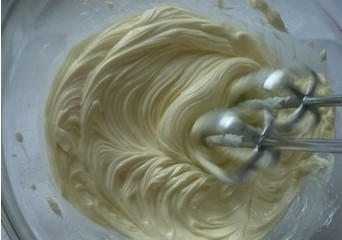1. Этап. Торт Прага по ГОСТу: Взбиваем до пышности мягкое сливочное масло.