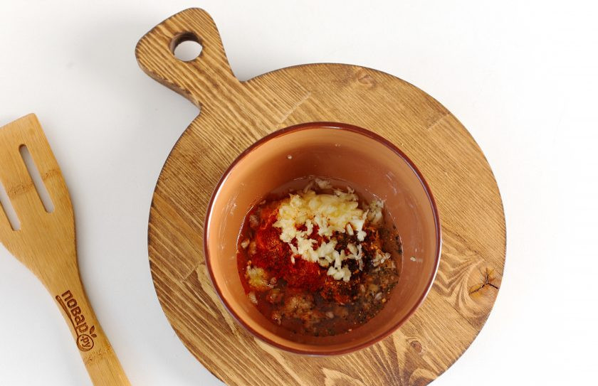 1. Этап. Кролик в майонезе в духовке: Чеснок очистите от шелухи и измельчите. Для приготовления маринада соедините майонез с измельченным чесноком. Добавьте растительное масло, немного соли и специи. При добавлении соли учитывайте то, что некоторое её количество есть и в майонезе. Все ингредиенты перемешайте.