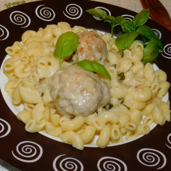 Тефтели в белом соусе с чесноком и базиликом