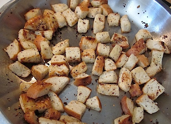 1. Этап. Домашние крутоны: 3. Выложите половину подготовленного батона и перемешайте, чтобы все кусочки были покрыты маслом.