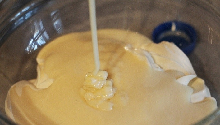 1. Этап. Блинный пирог: 3. А за ней — сгущенку. Также прекрасным вариантом крема будет вареная сгущенка.