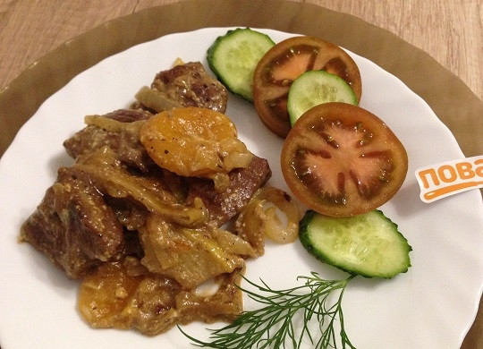 1. Этап. Говяжья печень с курагой и яблоком: 9. Подаем с любым гарниром, салатом или просто с овощами.