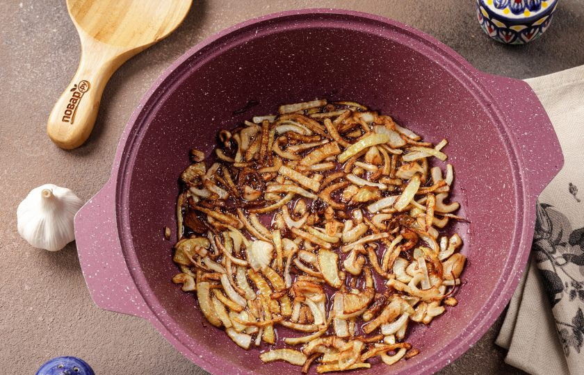 1. Этап. Плов с нутом и рисом: Разогрейте казан с маслом на максимальном огне. Добавьте нарезанную крупно одну луковицу и обжарьте до золотистого цвета. Затем лук достаньте, он больше не понадобится.