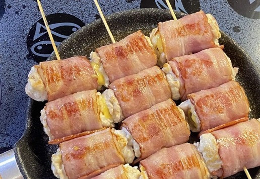 1. Этап. Шашлычки из филе индейки: Обжарьте шашлычки с обеих сторон, до румяного цвета.