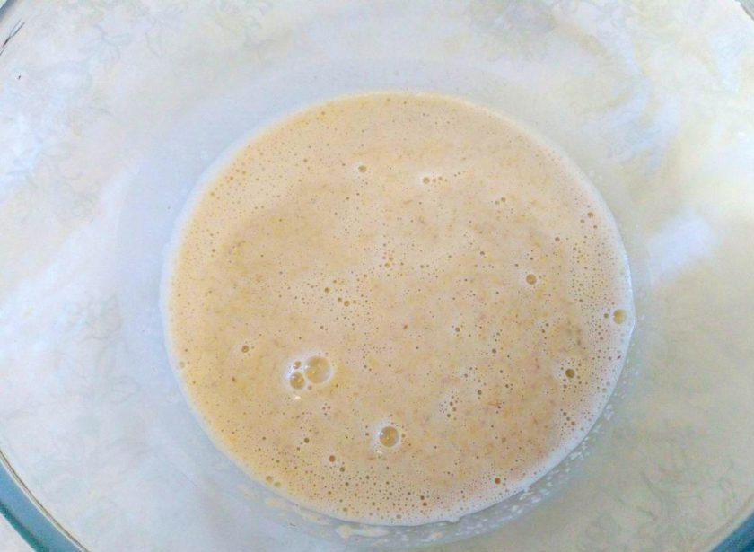 1. Этап. Хлеб из овса: При помощи блендера тщательно измельчите размягчённый овёс вместе с водой. В результате должна получиться однородная кашеобразная масса.