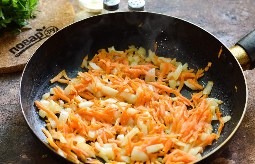 1. Этап. Болгарский перец фаршированный куриной печенью: В сковороде разогрейте растительное масло, выложите овощи и жарьте несколько минут.