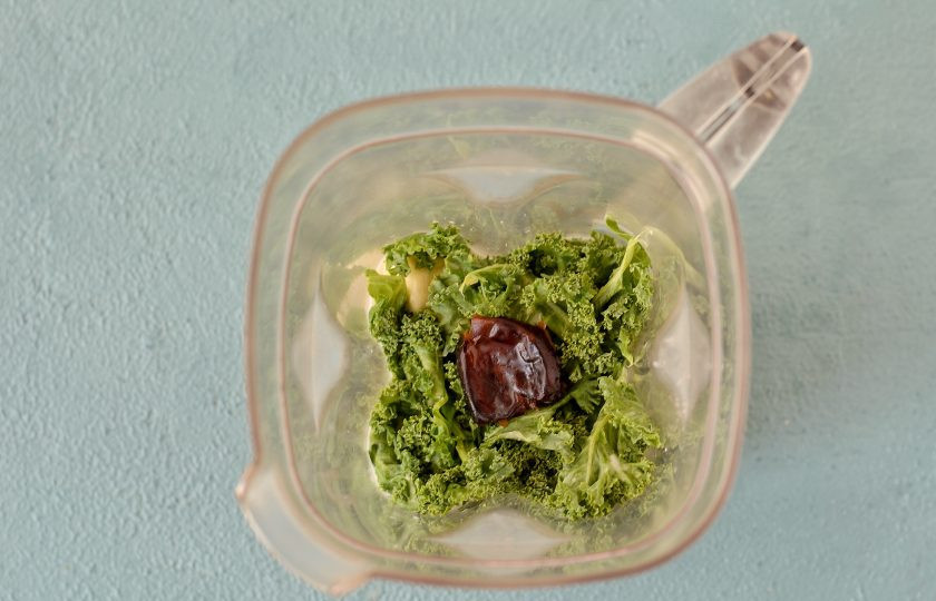 1. Этап. Смузи из кейла: Измельчите все ингредиенты в блендере примерно 2-3 минуты до однородного состояния.