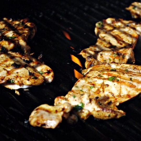 1. Этап. Куриные бедрышки, маринованные в пиве: ...и примерно столько же с другой стороны. До готовности.