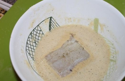 1. Этап. Жареная пикша: 5. Каждый кусочек рыбы окунаю с двух сторон в полученный кляр.