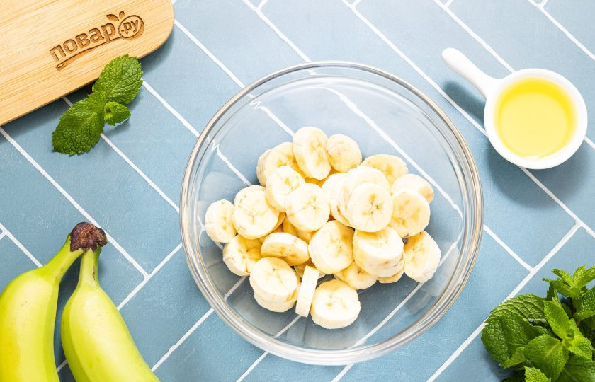 1. Этап. Банановые чипсы в аэрогриле: Переложите в глубокую миску, добавьте оливковое масло и аккуратно перемешайте, чтобы оно равномерно распределилось по бананам.