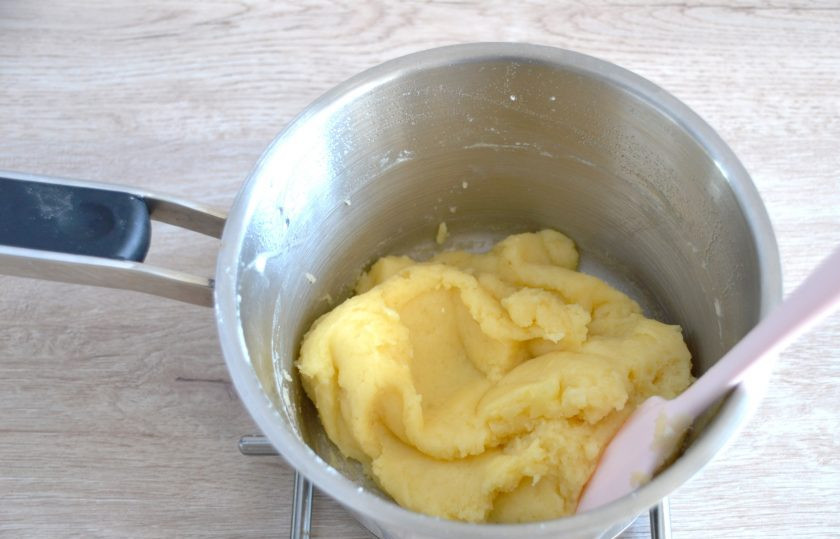 1. Этап. Картофельные профитроли: Тесто должно собраться в комок и отставать от стенок.