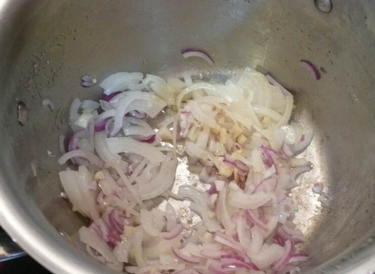 1. Этап. Томатный суп с фаршем: В той же кастрюле обжариваем мелко нарезанный лук с чесноком до мягкости.