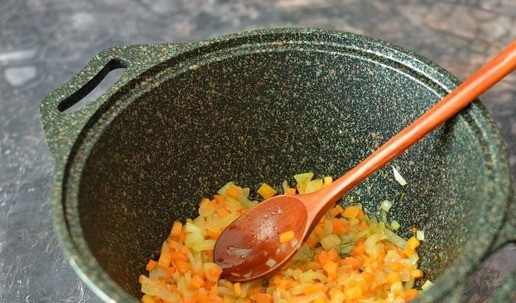 1. Этап. Томатный рис на гарнир: В глубокой сковороде, сотейнике или казане разогрейте масло. Очистите лук и морковь, нарежьте их кубиками и на разогретом масле обжарьте до золотистого цвета.