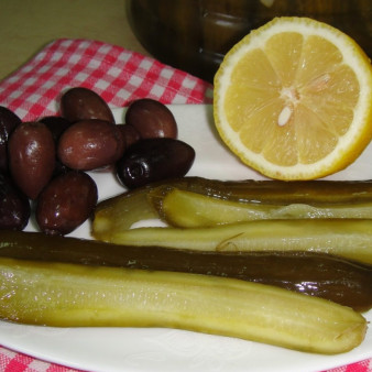 Маринованные огурцы с укропом