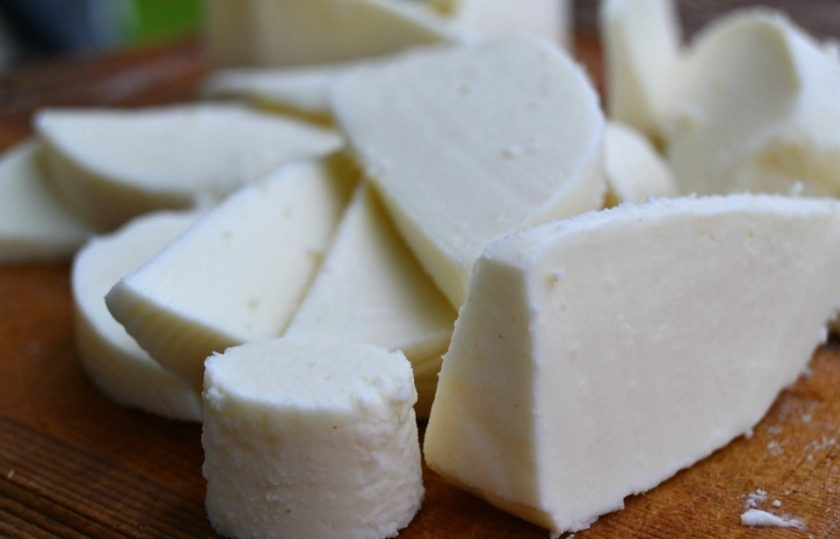 1. Этап. Жареная моцарелла: 1. Нарежьте сыр небольшими кусочками произвольной формы.